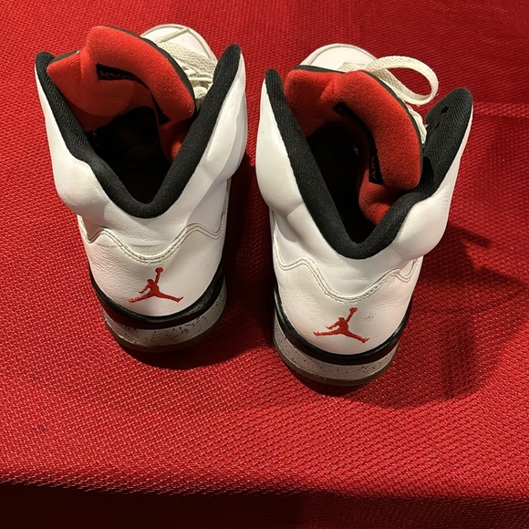 Air Jordan 5 size 9 color white Red and Black - Picture 3 of 4